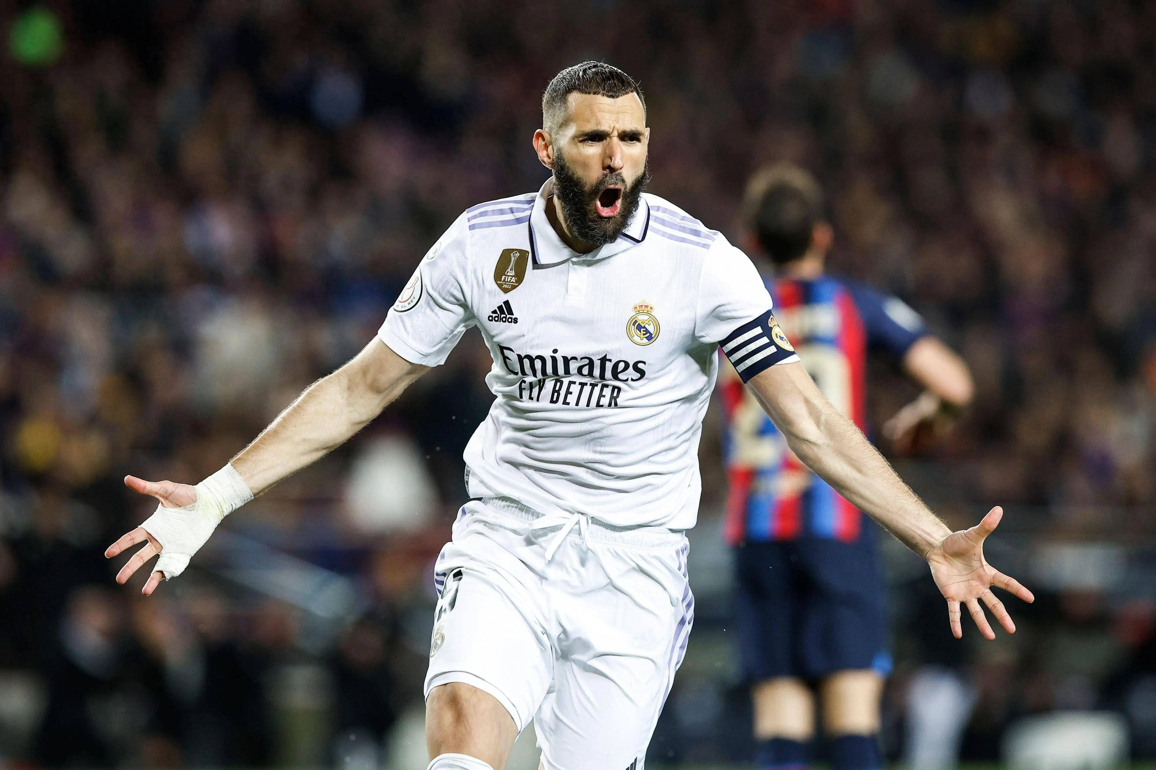 反手持球时 反手持球时